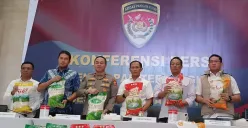 Satgas Pangan Bareskrim Polri menetapkan tiga tersangka kasus produksi dan peredaran beras premium yang tidak memenuhi standar mutu nasional di Bareskrim Polri, Jakarta Selatan, Selasa, 5 Agustus 2025. (Sumber: Poskota/Ali Mansur)
