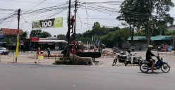 Petugas menurunkan kabel-kabel di Bunderan Jati, Jalan Rd. Demang Hardja Kusumah, Kota Cimahi, Selasa, 5 Agustus 2025. (Sumber: Poskota/Gatot Poedji Utomo)
