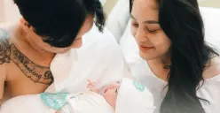 Erika Carlina dan DJ Bravy berbagi momen bahagia usai kelahiran anak pertama mereka yang diberi nama Andrew Raxy Neil. (Sumber: Instagram/@eri.carl)