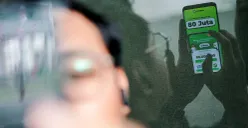 Warga menggunakan aplikasi pinjaman online di kawasan Blok M, Jakarta Selatan, Selasa, 5 Agustus 2025. (Sumber: POSKOTA | Foto: Bilal Nugraha Ginanjar)