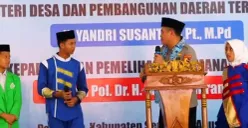 Momen saat Kabaharkam Polri, Komjen Mohammad Fadil Imran, memberikan pertanyaan kepada santri  di Ponpes Bai Mahdi Sholeh, Kabupaten Serang, Selasa, 5 Agustus 2025. (Sumber: POSKOTA | Foto: Rahmat Haryono)