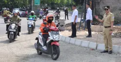 Uji coba lalu lintas (traffic test) di Bundaran Jati Cimahi, baru bisa dilakukan di satu sisi jalan yakni dari arah Pemkot Cimahi menuju Jalan Cihanjuang. (Sumber: POSKOTA | Foto: Gatot Poedji Utomo)