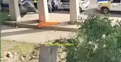 Sesosok pria tanpa identitas ditemukan dalam kondisi tak bernyawa di pinggir Tol Jakarta-Cikampek (Japek). (Sumber: Instagram/@infobekasi_official)