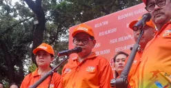 Gubernur Jakarta, Pramono Anung (tengah), saat menyampaikan pernyataan kepada awak media di Lapangan Banteng, Jakarta Pusat, Selasa, 5 Agustus 2025. (Sumber: POSKOTA | Foto: M Tegar Jihad)