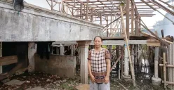 Maryani, 38 tahun, warga asli Pekalongan yang kini menetap di RT 01/RW 08 Kampung Sawah, Kecamatan Bekasi Barat, tidak pernah mendapatkan bantuan dari pemerintah, Selasa, 5 Agustus 2025. (Sumber: Poskota/Nurpini Aulia Rapika)