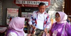 Wali Kota Bekasi, Tri Adhianto, mengunjungi Rumah Batik Lansia Selasih di RW 09, Kelurahan Jatiluhur, Kecamatan Jatiasih, Kota Bekasi, Selasa, 5 Agustus 2025. (Sumber: Dok Humas Pemkot Bekasi)