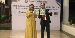 GM Health Care Service AdMedika Sri Sumari dan Assistant Manager Care AdMedika Dwi Hajar Siswantoro (kanan) di ajang internasional Contact Center World 20th Annual Asia Pacific (Sumber: Dok. Telkom)