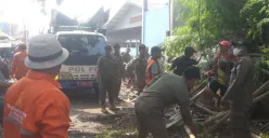 Petugas bongkar puluhan bangunan liar yang berdiri diatas saluran air di wilayah Kalideres, Jakarta Barat, Rabu, 6 Agustus 2025. (Sumber: Dok. Istimewa)
