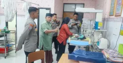Bayi yang ditemukan di teras rumah warga mendapat perawatan dari petugas Puskesmas Ciruas. (Sumber: Polsek Ciruas)