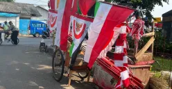 Pedagang pernak-pernik peringatan HUT ke-80 RI di di Jalan Raya Palmerah, seberang Pasar Pisang, Palmerah, Jakarta Barat, Rabu, 6 Agustus 2025. (Sumber: Poskota/Pandi Ramedhan)