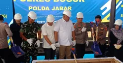 Bupati Bogor, Rudy Susmanto (tengah) saat melakukan peletakan batu pertama pembangunan dapur SPPG di Kelurahan Cimandala, Rabu, 6 Agustus 2025. (Sumber: POSKOTA | Foto: Giffar Rivana)