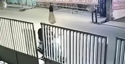 Tangkap layar rekaman CCTV saat dua pemuda membawa kabur pagar dorong besi di sebuah ruko, Jalan KH Agus Salim, Bekasi Timur, Kota Bekasi, pada Senin dini hari, 4 Agustus 2025.