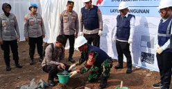 Prosesi peletakan batu pertama pembangunan SPPG di Polsek Bekasi Selatan, Kota Bekasi, Rabu, 6 Agustus 2025. (Sumber: POSKOTA | Foto: Nurpini Aulia Rapika)