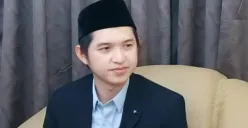 Viral! Aksi Ustadz Koh Dennis Bagi-Bagi Cokelat di Kabin Pesawat: Ternyata Ini Alasannya (Sumber: Instagram/@kohdennislim)
