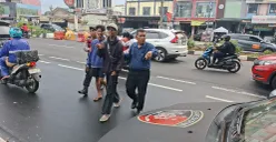 Petugas mengamankan juru parkir liar yang meresahkan warga dalam operasi premanisme di kawasan Beji, Depok. (Sumber: Poskota/Angga Pahlevi)