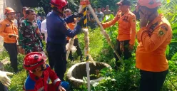 Petugas BPBD Kabupaten Bogor mengevakuasi jasad wanita yang ditemukan tewas di sumur tetangganya, Kampung Babakan Sebrang, Kelurahan Babakan, Kecamatan Ciseeng, Rabu, 6 Agustus 2025. (Sumber: Dok. BPBD Kabupaten Bogor)