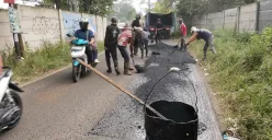 Petugas melakukan perbaikan jalan rusak di sejumlah titik di Kabupaten Bogor. Pemkab Bogor sendiri kini tengah gencar lakukan pemeliharaan jalan. (Sumber: Pemkab Bogor)