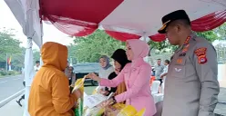 Ketua Cabang Bhayangkari Kota Tangerang, Putri Indra Waspada melayani warga yang membeli bahan pokok dalam acara Gerakan Pangan Murah di Alun-alun Tigaraksa, Puspemkab Tangerang, Rabu, 6 Agustus 2025. (Sumber: Dok Polresta Tangerang)