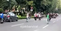 Tangkap layar tawuran antarpelajar di kawasan Grogol Petamburan, Jakarta Barat, Selasa, 5 Agustus 2025. (Sumber: Instagram @jakbarviral)