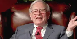 Warren Buffett di rumahnya di Omaha, Nebraska, yang telah ia huni sejak 1958 – bukti nyata bahwa kesederhanaan adalah prinsip hidup yang ia pegang teguh, meski kekayaannya mencapai lebih dari US$145 miliar.