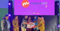 Penyerahan donasi oleh Sales Cazbox by Metranet Fani Hamizah kepada Wakil Bupati Kab Bener Meriah Ir. H. Armian saat acara peluncuran aplikasi Titanium, beberapa waktu yang lalu. (Sumber: Dok. Telkom)