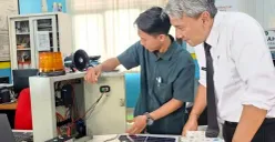 Petugas memasang alat EWS di kawasan Beji, Kota Depok. (Sumber: Istimewa)