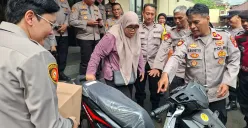 Mutami Ayimin, 29 tahun, menerima motor baru dari Polsek Pesanggarahan, Jakarta Selatan, Kamis, 7 Agustus 2025. (Sumber: Poskota/Angga Pahlevi)