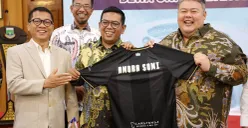 Gubernur Banten, Andra Soni dan Presiden Dewa United FC, Ardian Satya Negara, usai menandatangani MoU disaksikan Yandri Susanto. (Sumber: Dok Kominfo Pemprov Banten)