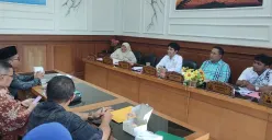 Komisi I DPRD Kabupaten Pandeglang bertemu tiga Kepala OPD di ruang Komisi I DPRD Pandeglang, Kamis, 7 Agustus 2025. (Sumber: Poskota/Samsul Fatoni)
