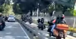 Tangkap layar rombongan pengendara motor moge (moge) yang masuk jalur TransJakarta di kawasan Grogol, Jakarta Barat.