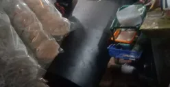 Sebuah pipa besar berukuran besar menimpa sembilan lapak pedagang di bawah Tol Wiyoto Wiyono, KM 23.500, Rabu, 6 Agustus 2025, pukul 20.10 WIB. (Sumber: Dok. PJR Polda Metro Jaya)