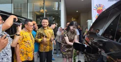 Direktur Pemasaran PT Pikko Group, Sicilia Alexander Setiawan didampingi Manager PLN UP3 Kramat Jati, Beny Indra Praja melakukan pengisian daya kendaraan listrik pertama di SPKLU Signature Park. (Sumber: Dok. PLN UID Jakarta Raya)