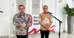 Gubernur Jakarta, Pramono Anung bersama Gubernur Sulawesi Tengah, Anwar Hafid usai pertemuan di Balai Kota DKI Jakarta, Kamis, 7 Agustus 2025. (Sumber: POSKOTA | Foto: M Tegar Jihad)