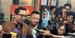 Mantan Gubernur Jawa Barat, Ridwan Kamil, saat diwawancarai awak media setelah selesai menjalani tes genetik DNA di Bareskrim Polri, Jakarta Selatan, pada Kamis, 7 Agustus 2025. (Sumber: POSKOTA | Foto: Ali Mansur)