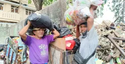 Petugas kebersihan membawa sampah di Kelurahan Pejuang, Kecamatan Medan Satria, Kota Bekasi, Kamis, 7 Agustus 2025. (Sumber: Poskota/Nurpini Aulia Rapika)