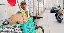 Dahlan Sulaiman, mantan sopir perusahaan transportasi yang jadi relawan kebersihan di Jalan Raya Cikunir, Kelurahan Jakamulya, Kota Bekasi. (Sumber: POSKOTA | Foto: Nurpini Aulia Rapika)