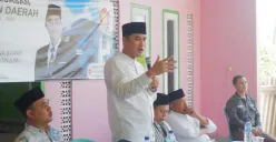Anggota DPRD Jabar Abdul Karim saat menggelar sosialisasi Perda No.1 tahun 2021 tentang Fasilitasi Penyelenggaraan Pesantren di Pondok Pensantren (Ponpes) Safinati Mekarsari, Desa Mekarsari, Cianjur (Sumber: Dok. DPRD Jawa Barat)