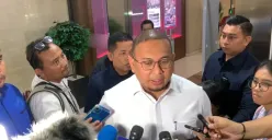 Wakil Ketua Komisi VI DPR sekaligus Penasihat Semen Padang FC Andre Rosiade tiba di Bareskrim Polri, Jakarta Selatan, Jumat 8 Agustus 2025. (Sumber: Poskota/Ali Mansur)