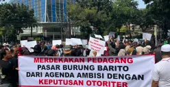 Puluhan pedagang Pasar Barito, Kebayoran Baru, Jakarta Selatan, gelar unjuk rasa, Jumat, 8 Agustus 2025. (Sumber: Poskota/Pandi Ramedhan)