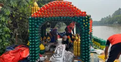 Petugas tengah merakit perahu bertema Masjid Apung di Kali Cengkareng Drain, Cengkareng, Jakarta Barat. (Sumber: Poskota/Pandi Ramedhan)