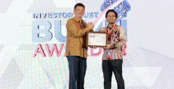 Direktur Keuangan dan Manajemen Risiko AdMedika Danang Rizki Ginanjar (kanan) menerima penghargaan Excellence Performance Award: Excellence in Health Insurance Infrastructure dalam ajang BUMN Awards 2025. (Sumber: Dok. Telkom)