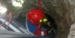 Petugas damkar mengevakuasi kambing yang tercebur ke sumur di Pulau Untung Jawa, Kepulauan Seribu, Jumat, 8 Agustus 2025. (Sumber: Dok. Damkar)