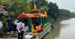Petugas tengah merakit perahu bertema Masjid Apung di Kali Cengkareng Drain, Cengkareng, Jakarta Barat. (Sumber: Poskota/Pandi Ramedhan)