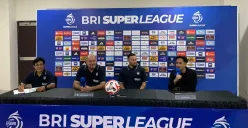 Jajaran pelatih, official, dan pemain Persib Bandung dalam jumpa pers di Stadion Gelora Bandung Lautan Api, Kota Bandung, Jumat, 8 Agustus 2025. (Sumber: Poskota/Gatot Poedji Utomo)