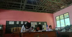 Kondisi sekolah SDN Gunungsari 04 di Kampung Tonggoh, Desa Gunungsari, Kecamatan Citeureup, memperlihatkan. Bangunan yang sudah tua menjadi penyebab kerusakan gedung sekolah. (Sumber: Poskota/Giffar Rivana)