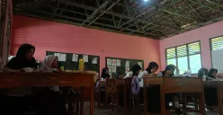 Kondisi kelas SDN Gunungsari 04 di Kabupaten Bogor yang memprihatinkan. Gedung sekolah tersebut telah dibangun pada 1984 dan belum mendapat perbaikan penuh hingga saat ini, Jumat 8 Agustus 2025. (Sumber: Poskota/M. Tegar Jihad)