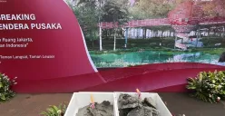 Batu pertama Taman Bendera Pusaka yang diletakan Gubernur Jakarta Pramono Anung di Kebayoran Baru, Jakarta Selatan, Jumat, 8 Agustus 2025. (Sumber: Poskota/Pandi Ramedhan)