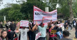 Unjuk rasa pedagang Pasar Barito terkait relokasi oleh Pemprov Jakarta, Jumat, 8 Agustus 2025. (Sumber: Poskota/Pandi Ramedhan)
