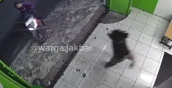 Kamera CCTV merekam aksi pencurian motor milik warga di kawsan Tambora, Jakarta Barat, pada Selasa, 6 Agustus 2025, lalu. (Sumber: Instagram/@warga.jakbar)