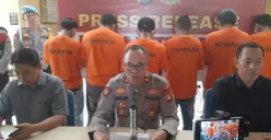 Polisi menghadirkan sejumlah tersangka, 4 di antaranya debcollector perampas motor di Kota Depok dalam konferensi pers baru-baru ini. (Sumber: Poskota/Angga Pahlevi)
